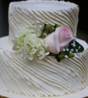 diagonal-buttercream-pleats-wedding-cake-close-up